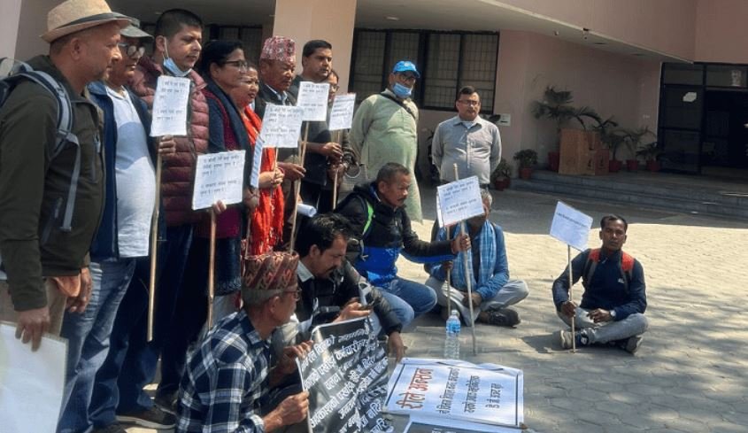 बर्दिबासमा स्थानीयद्वारा रेल विभागमा धर्ना