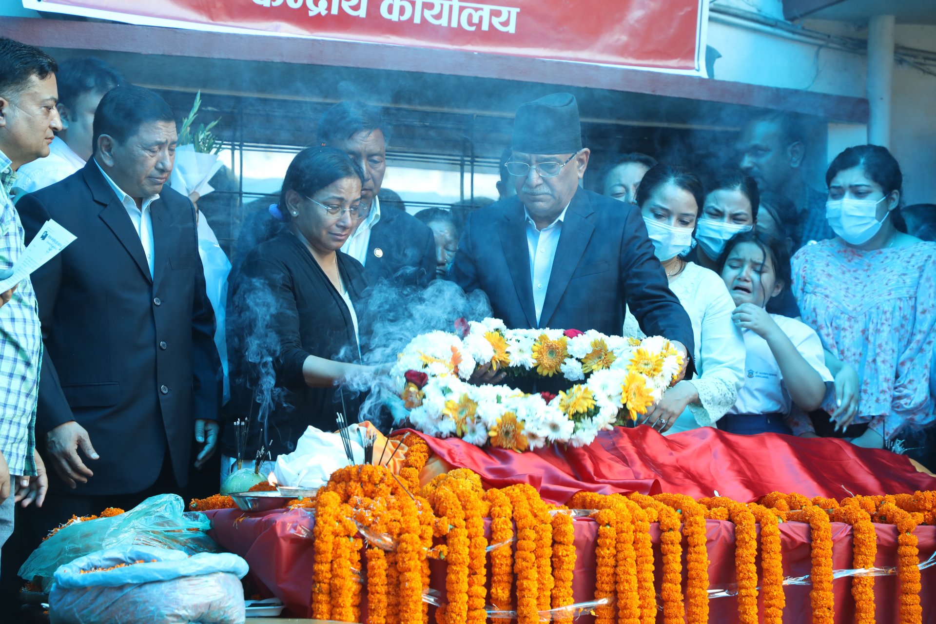 प्रमद्वारा दाहालको पार्थिव शरीरमा पुष्पहार अर्पण