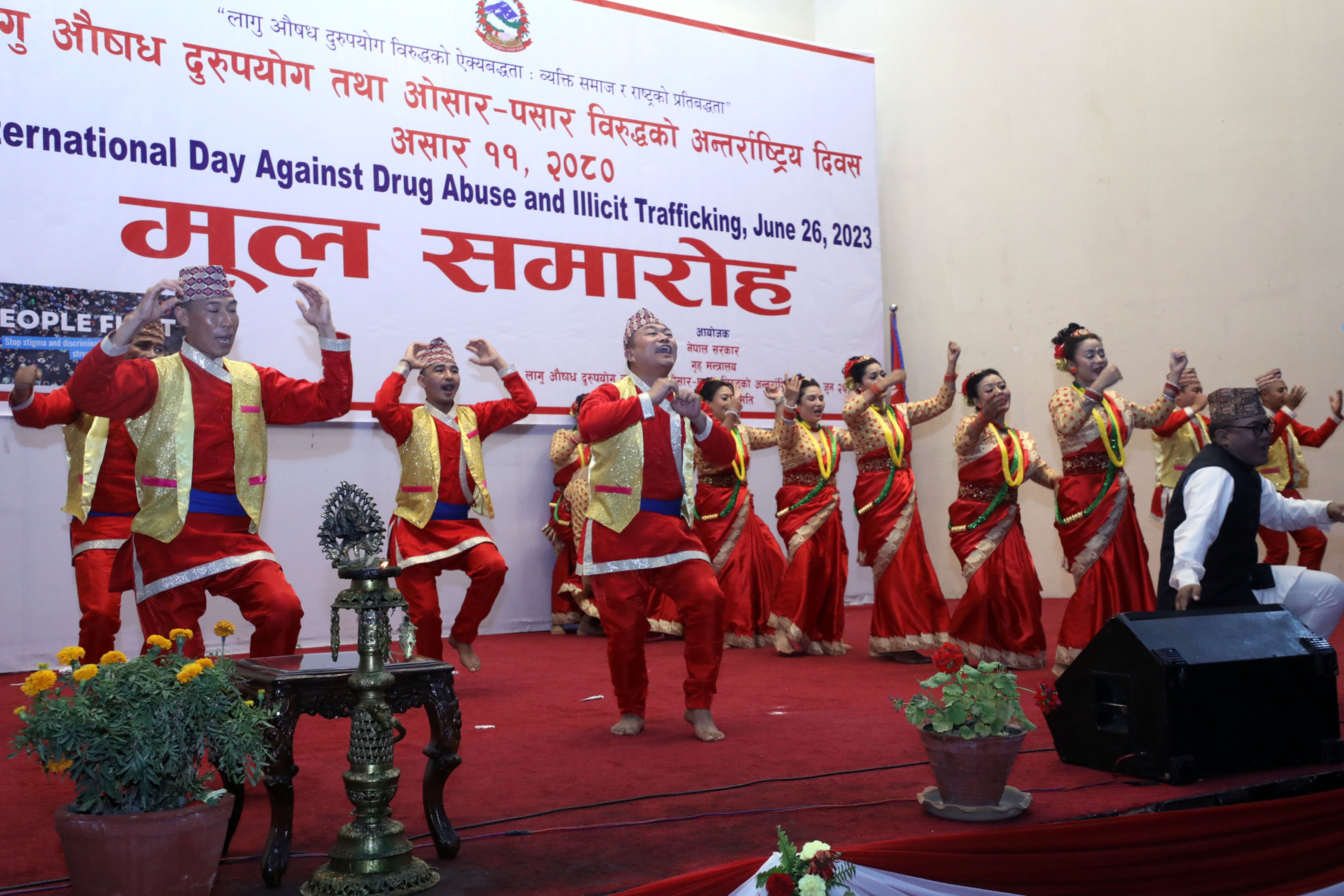 नृत्य प्रस्तुत गर्दै कलाकार
