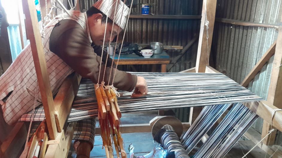अल्लोको कपडा बुन्दै उद्यमी युवा