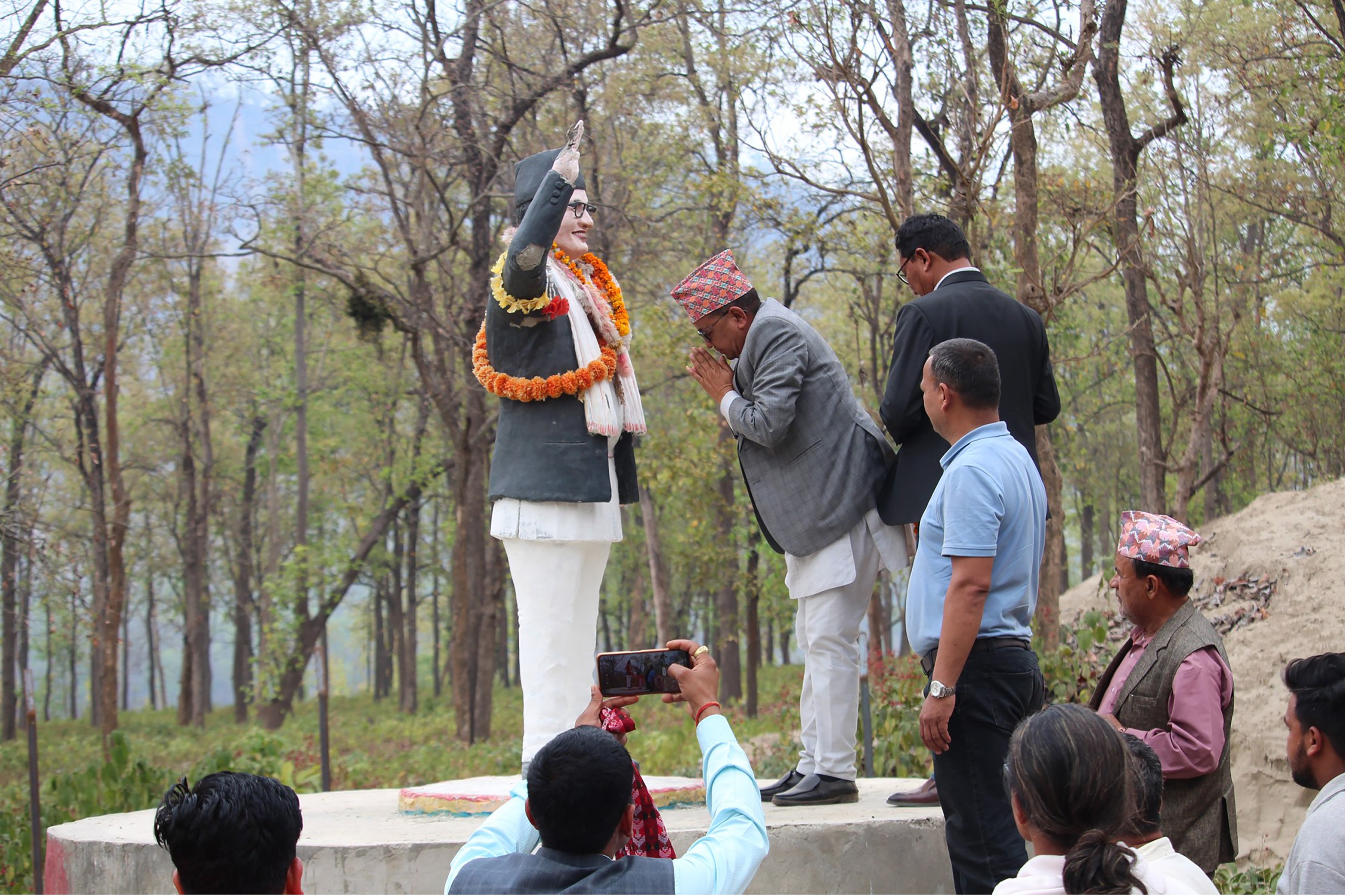 पूर्व सञ्चार राज्यमन्त्री विष्टको शालिकमा माल्यापर्ण
