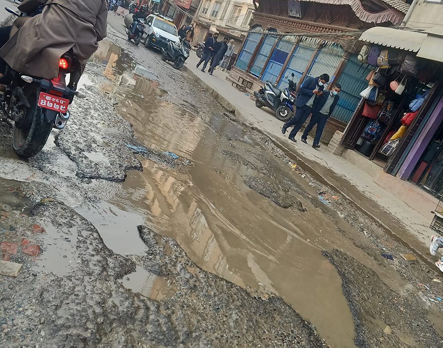 सरकारले थाल्यो सडकका खाल्डो पुर्ने कार्य