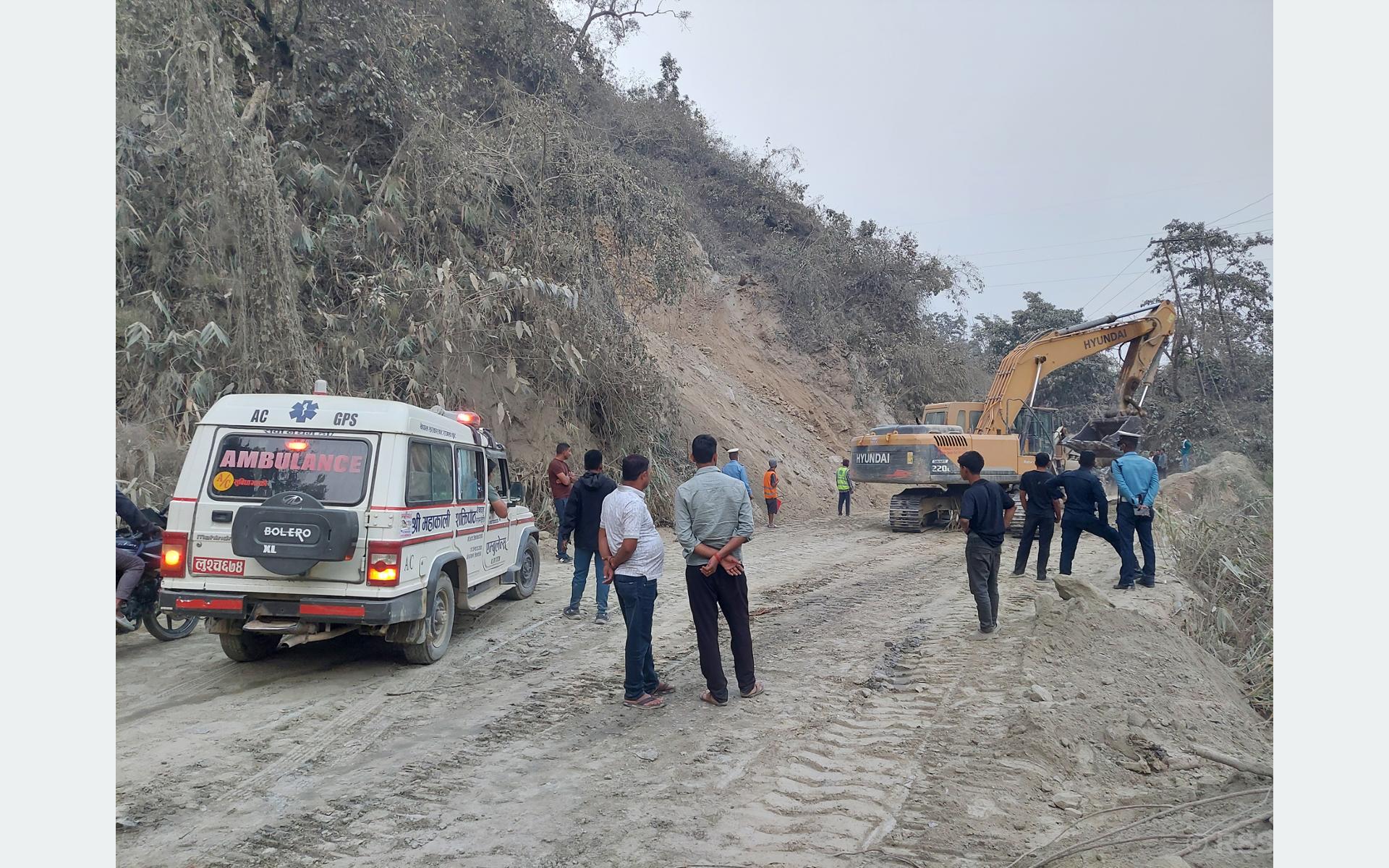 वर्षाले सूर्यविनायक–साँगा सडकमा एकतर्फी सवारी सञ्चालन
