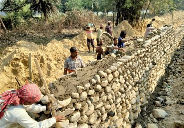 सडक भत्कनबाट जोगाउन वाल निर्माण गरिँदै