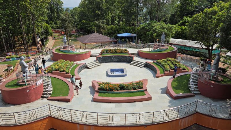 दसैँ बिदामा १५ हजार बढी पर्यटकद्वारा सहिद स्मारक अवलोकन