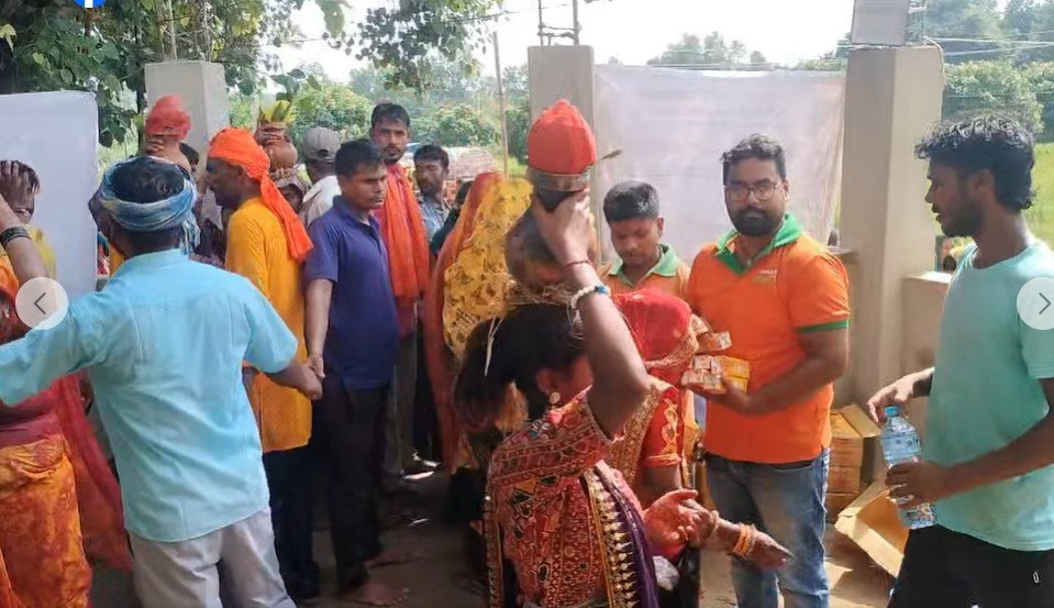 समृद्धि फाइनान्सद्वारा दुर्गा मन्दिर धनगढीमाइमा निःशुल्क पानी र जुस वितरण