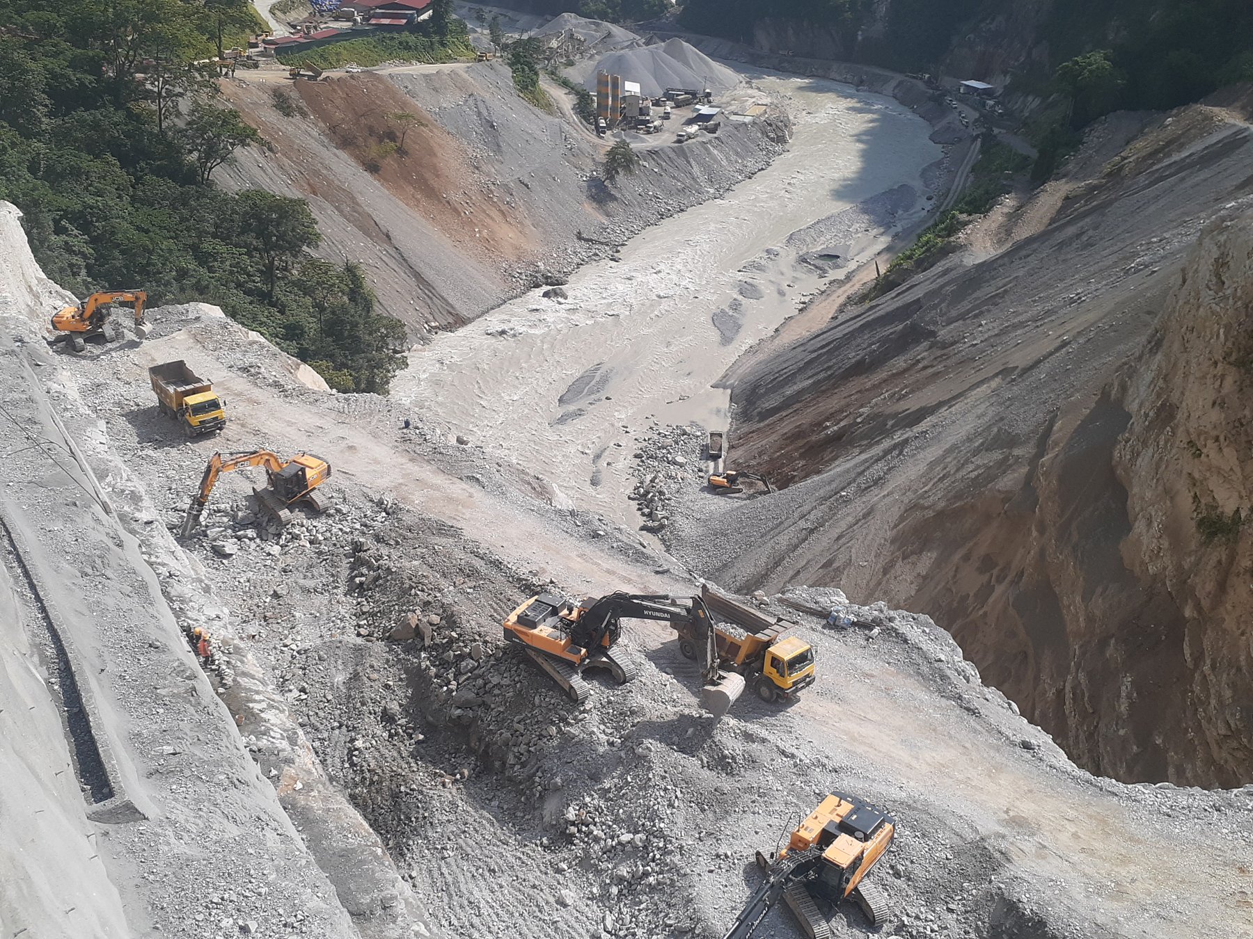 बाँध निर्माणमा एक्साभेटर