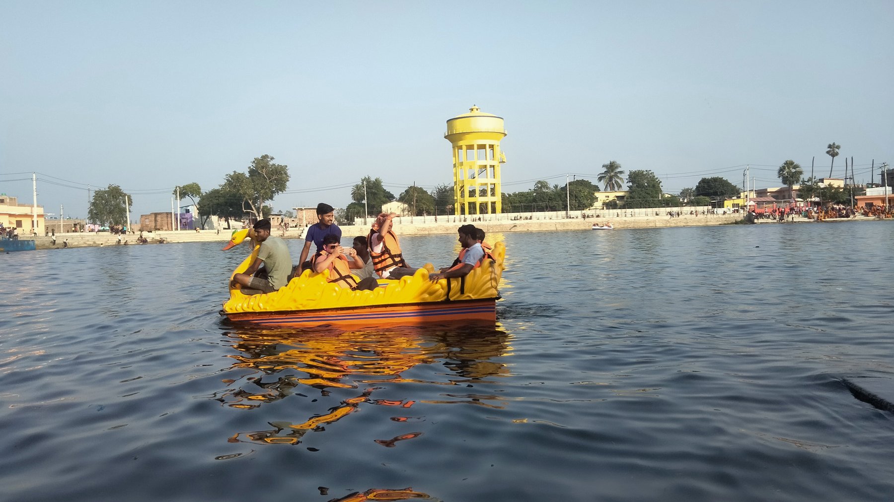जलयात्रामा रमाउँदै पर्यटक