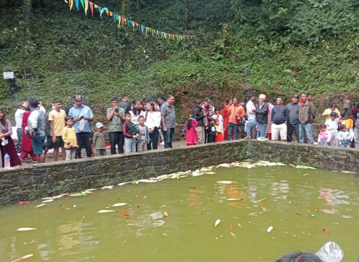 रत्नचुडेश्वर महादेव पोखरीमा दर्शनार्थीको भीड