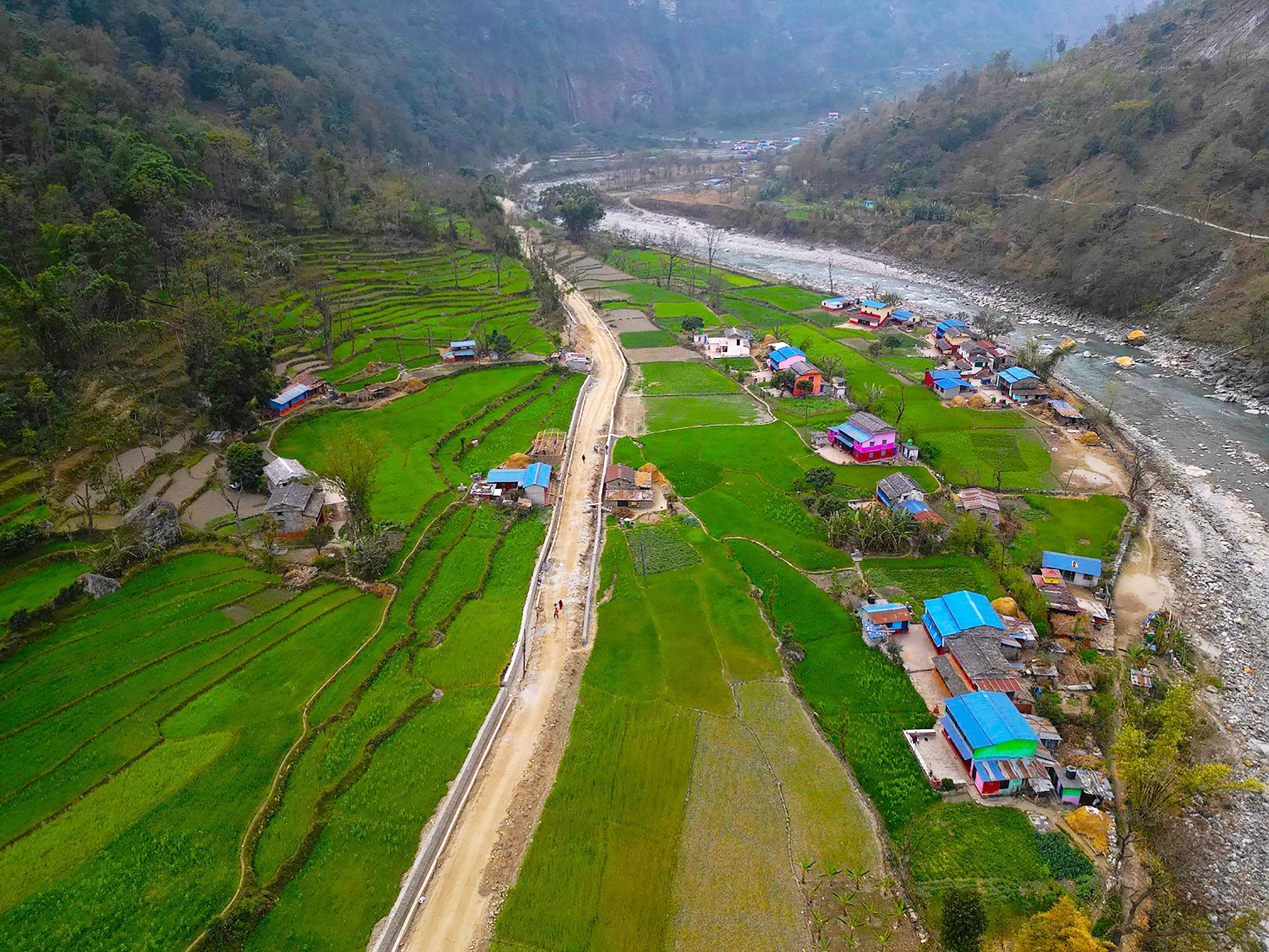 बगरफाँट र निर्माणाधीन सडक (तस्बिर)