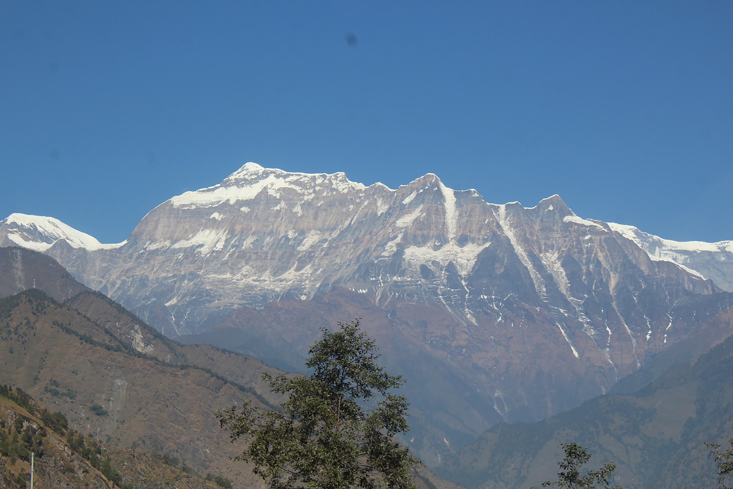 कालो पत्थरमा परिणत गुर्जा हिमाल