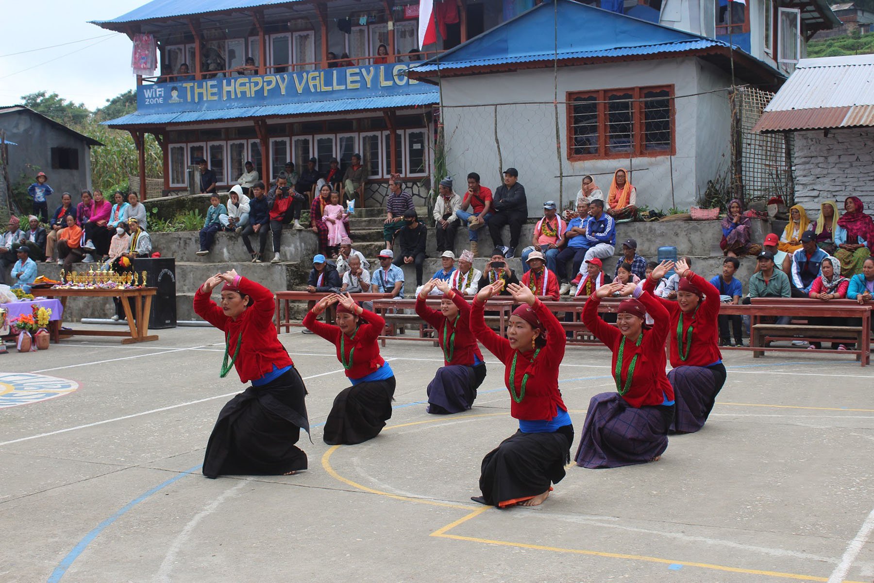 पाहुनालाई स्वागत गर्न नृत्य प्रस्तुत गर्दै महिला