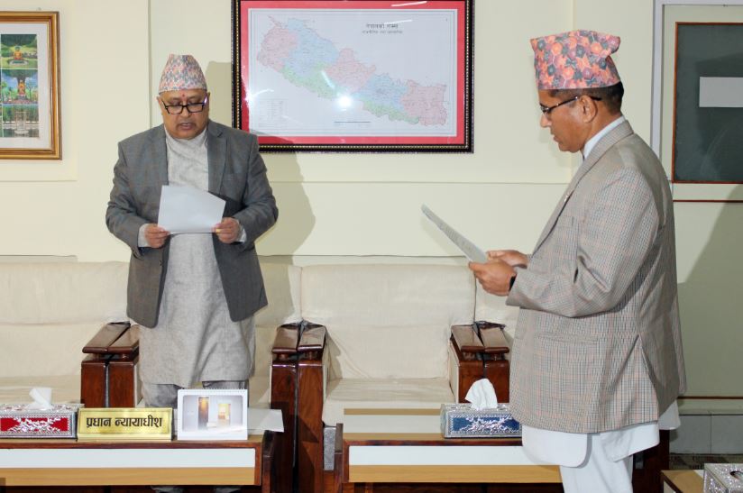 सञ्चालक रायाद्वारा  का.मु. प्रधानन्यायाधीश समक्ष शपथ