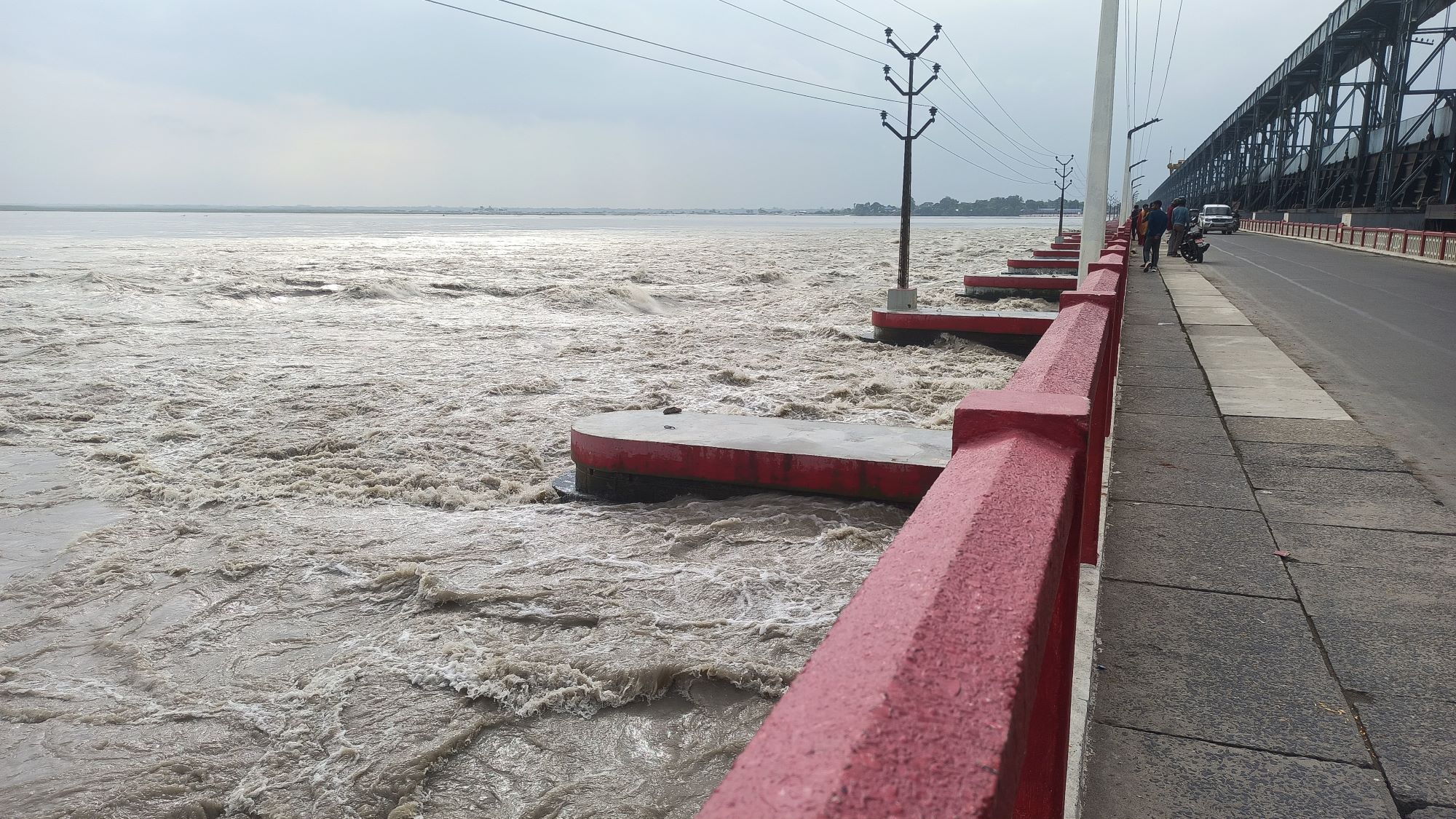 वर्षा रोकिएसँगै सप्तकोशी नदीको वहाव घट्दै