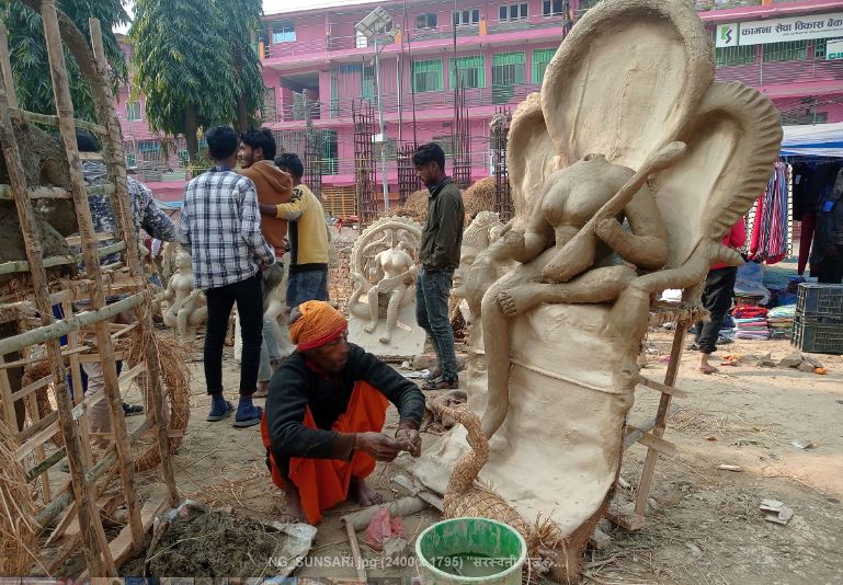 सरस्वतीको मूर्ति बनाउँदै