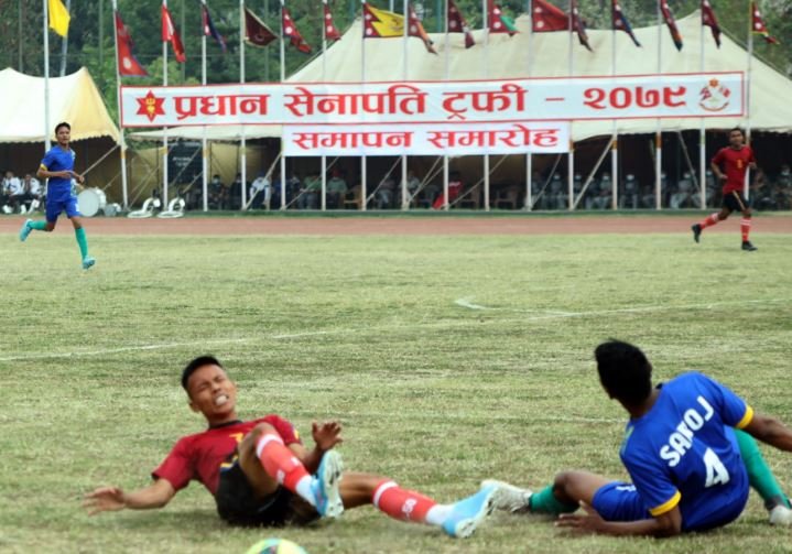 प्रतिस्पर्धा गर्दै खेलाडी