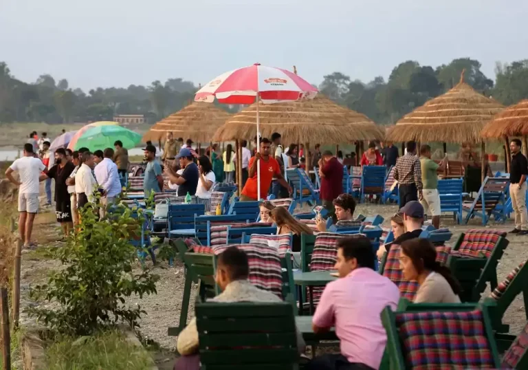 सौराहामा नयाँ वर्षको चहलपहल बढ्यो, ९० प्रतिशत होटल भरिने