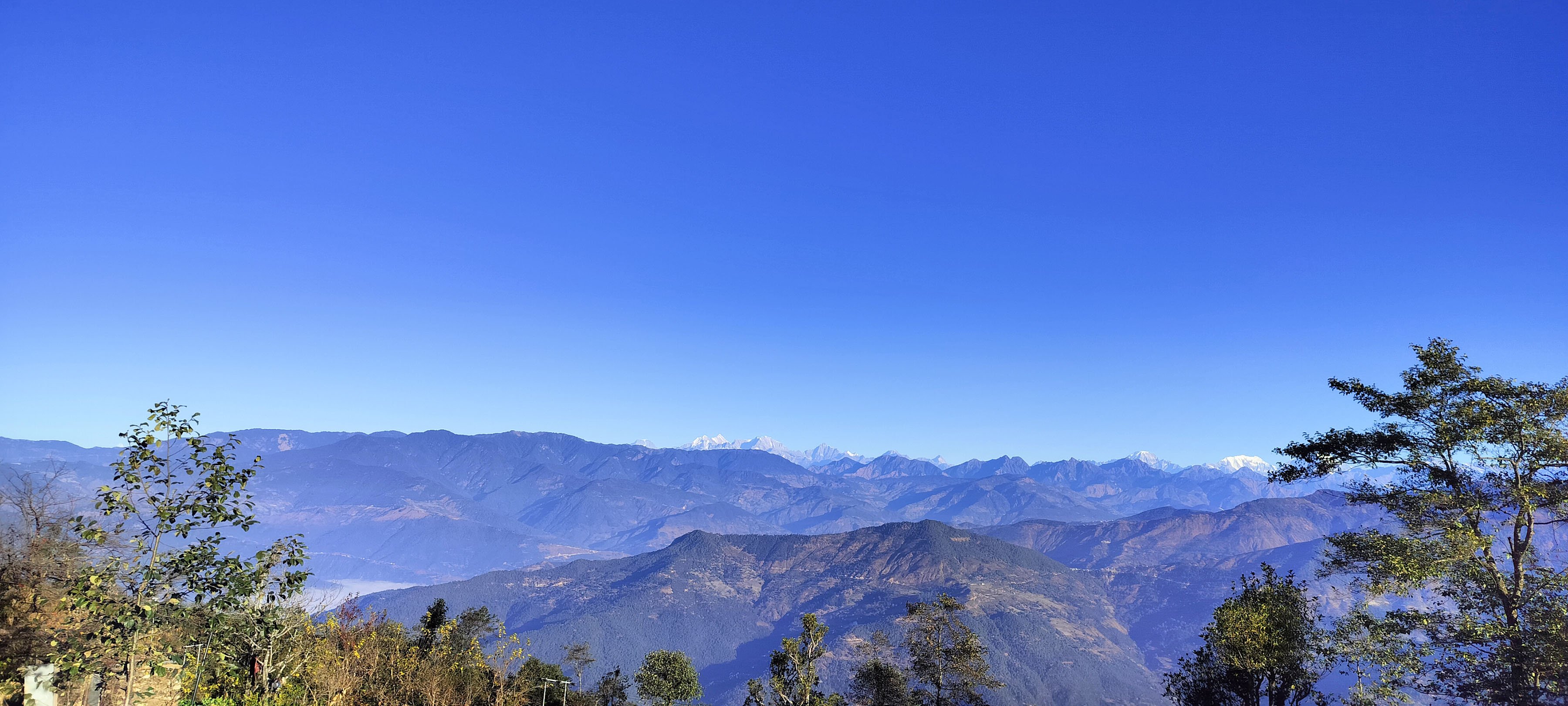 डाँडापाखा हरियाली र  हिमश्रृङ्खलाको मनमोहक दृश्य