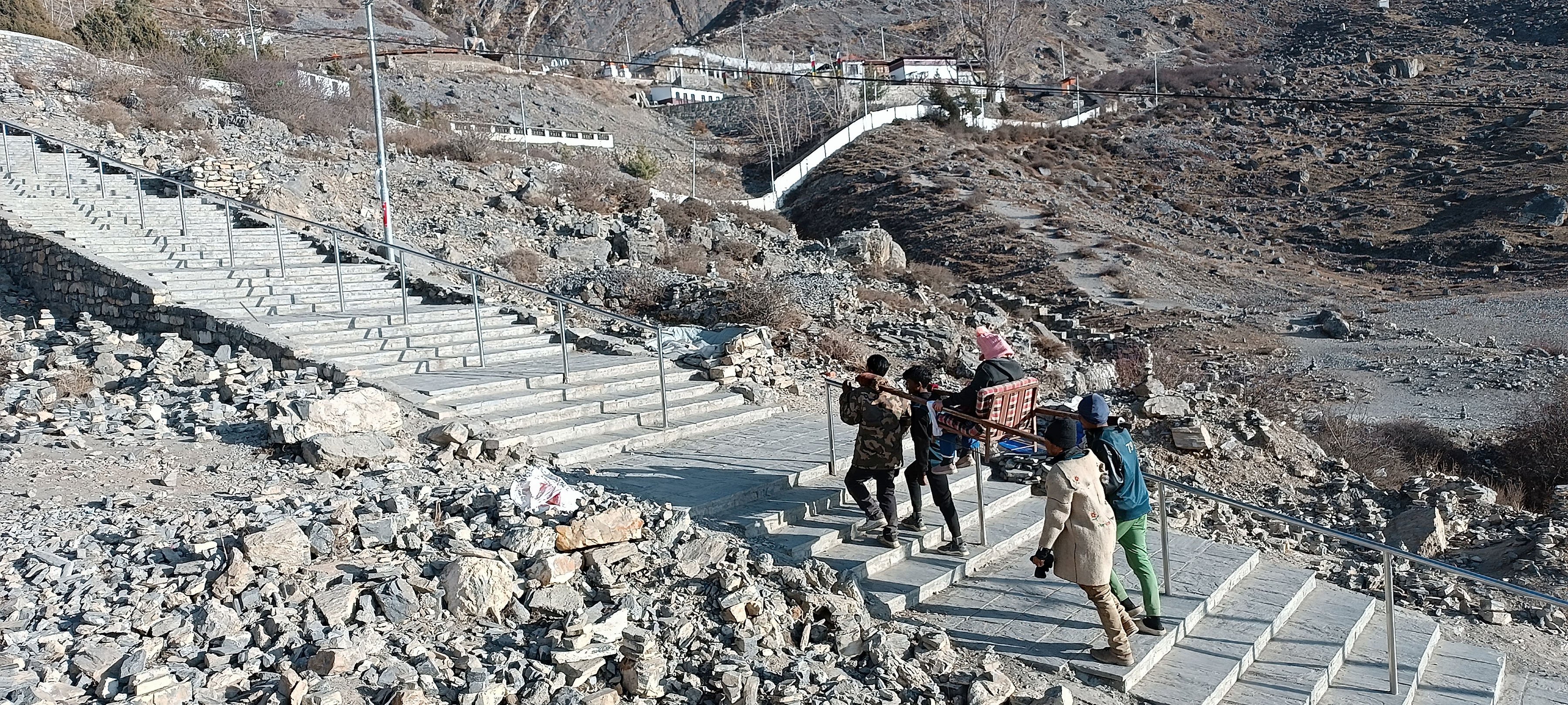 भक्तजनलाई बोकेर मुक्तिनाथ मन्दिर लैजाँदै (तस्बिर)