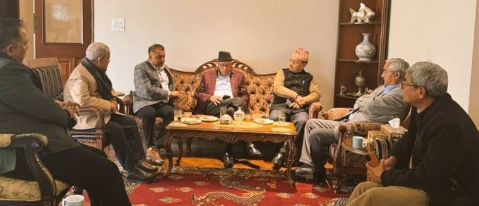 महन्थ ठाकुर, रेशम चौधरी र सीके राउतसँग  देउवाले गरे  छलफल