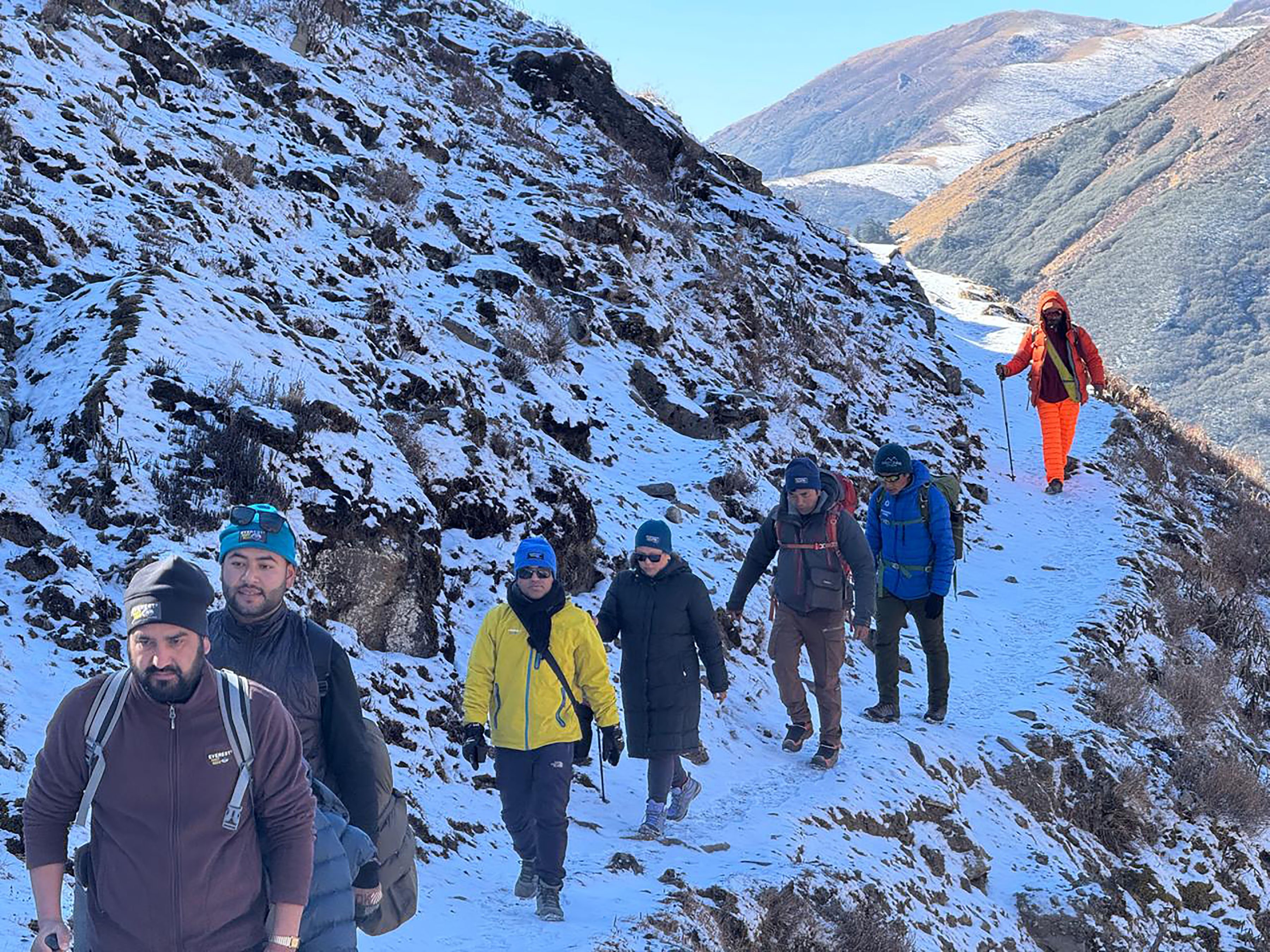 दूधकुण्ड पोखरीतर्फ जाँदै पर्यटक (तस्बिर)