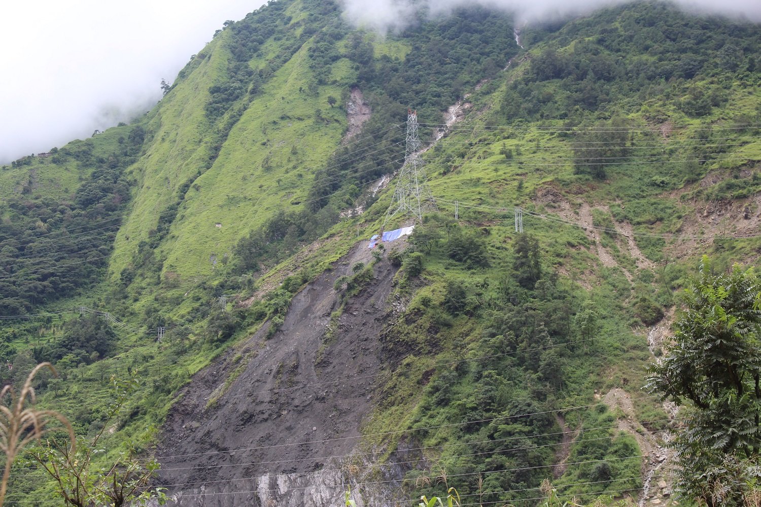 पहिरोको जोखिममा प्रशारण लाइन