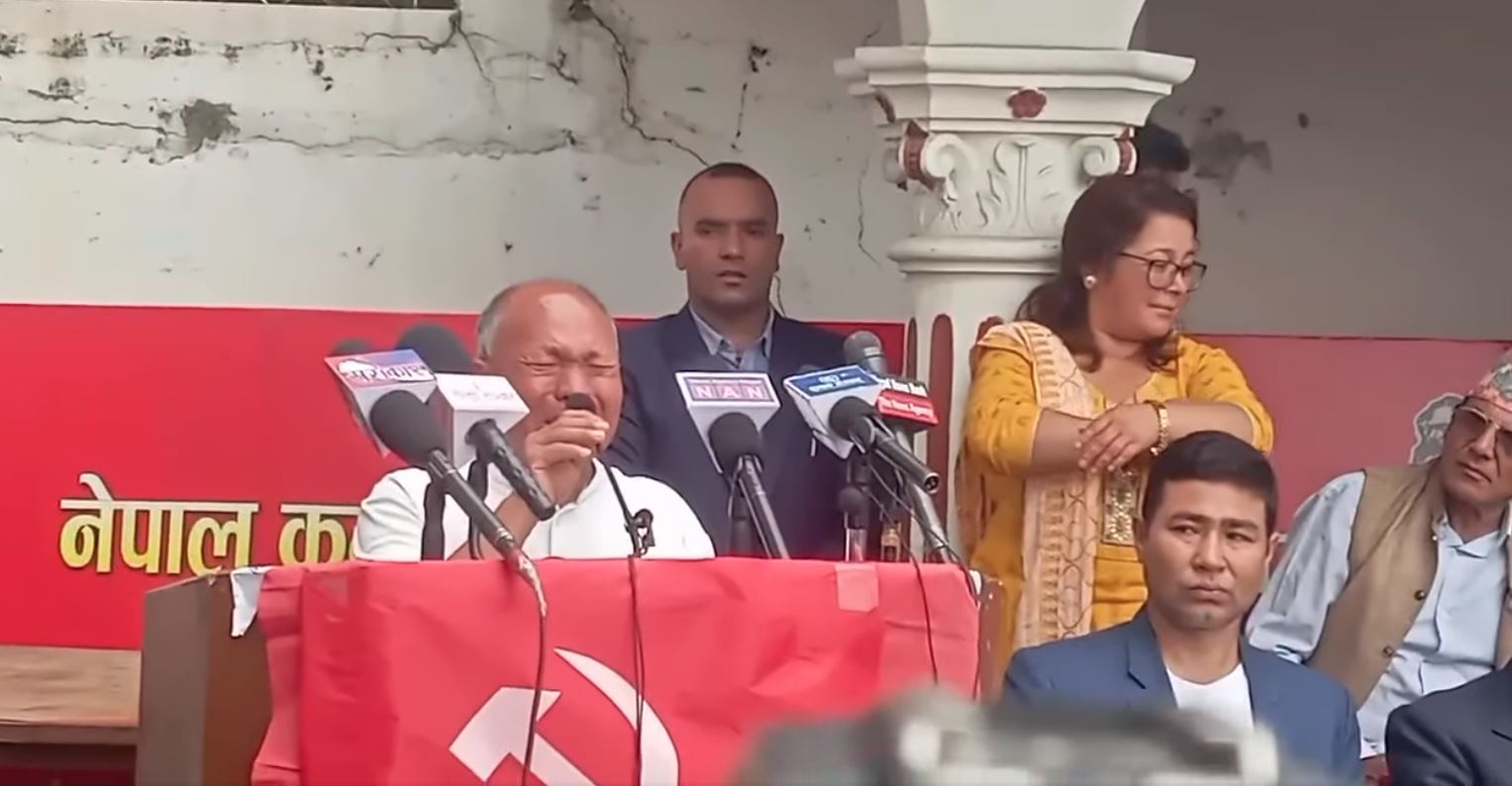 प्रचण्डको अगाडि धरधरी रुँदै माओवादी कार्यकर्ताको दुखेसो- शहीदमाथि नै विभेद गरियो