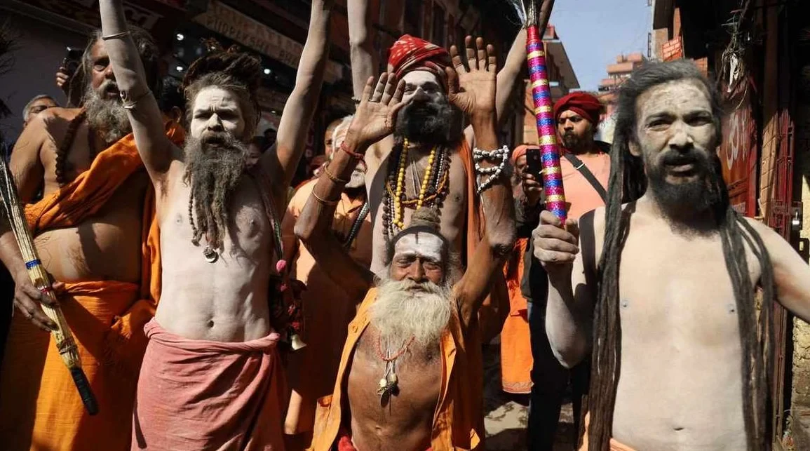 महाशिवरात्रिका लागि नागा बाबाहरू पशुपति मन्दिर परिसरमा