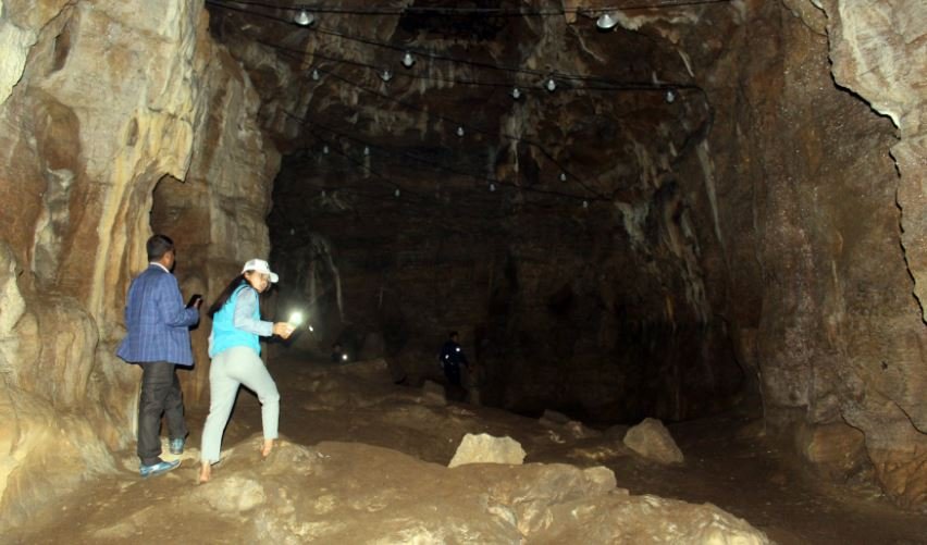 सीता गुफामा पर्यटक