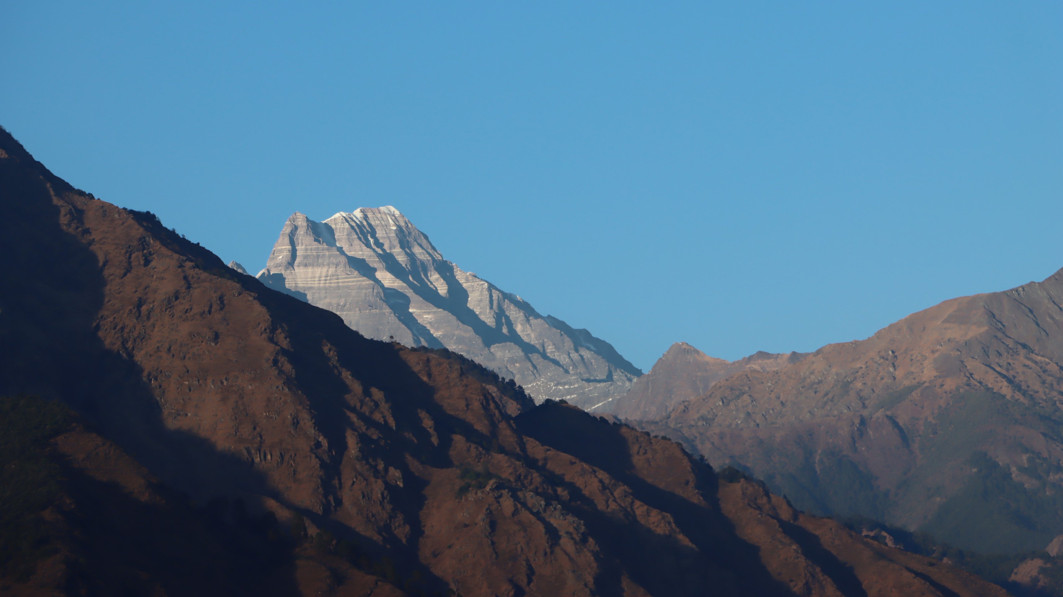 कालो पत्थरमा परिणत सिस्ने हिमाल