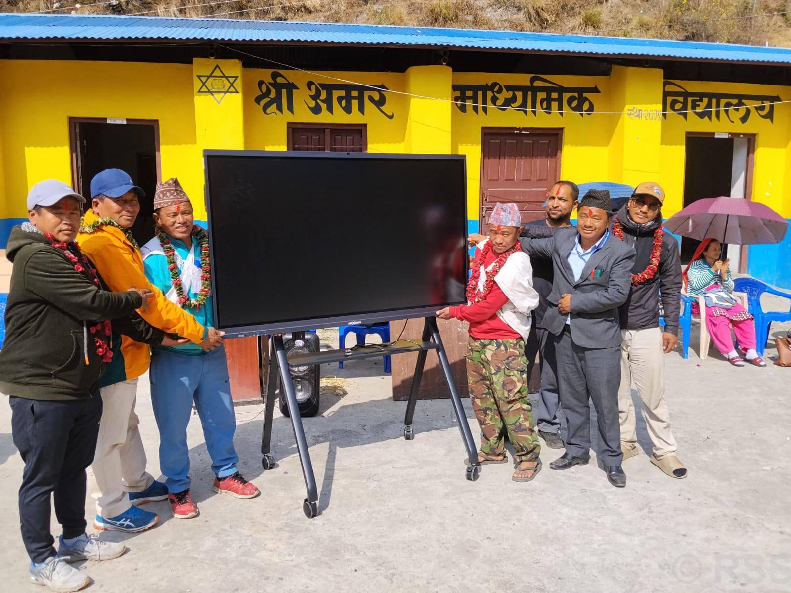 तुँदी पावरद्वारा चिमखोलाका तीन सामुदायिक विद्यालयलाई ‘स्मार्ट बोर्ड’ सहयोग