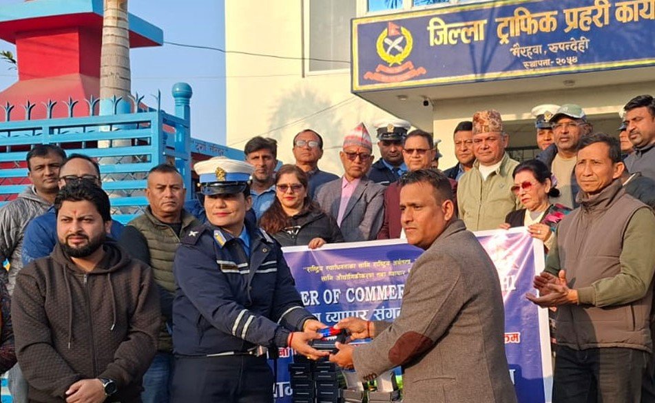 चेम्बर अफ कमर्श रुपन्देहीद्वारा ट्राफिक प्रहरीलाई सोल्जर लाइट र ज्याकेट हस्तान्तरण