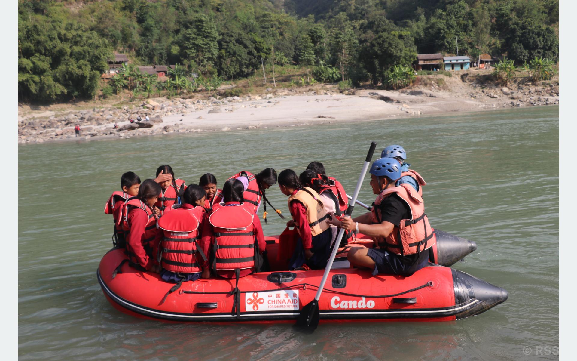 पुल नहुँदा दैनिकीमा असर, ‘रबरबोट’ को सहारामा विद्यालय जान बाध्य ढेबुवाका विद्यार्थी
