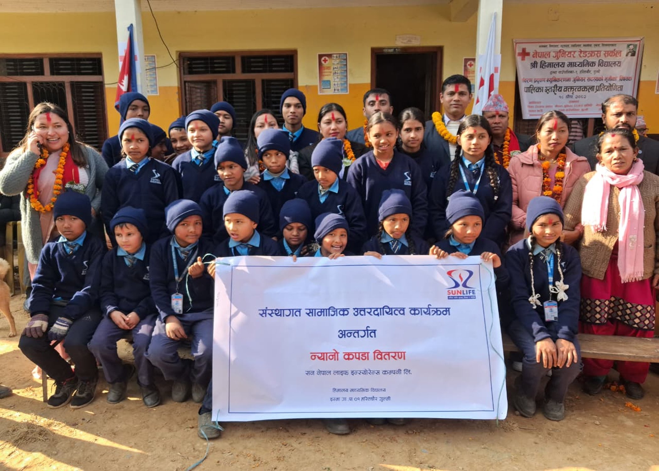 सन नेपाल लाइफद्धारा विपन्न विद्यार्थीका लागि न्यानो कपडा वितरण