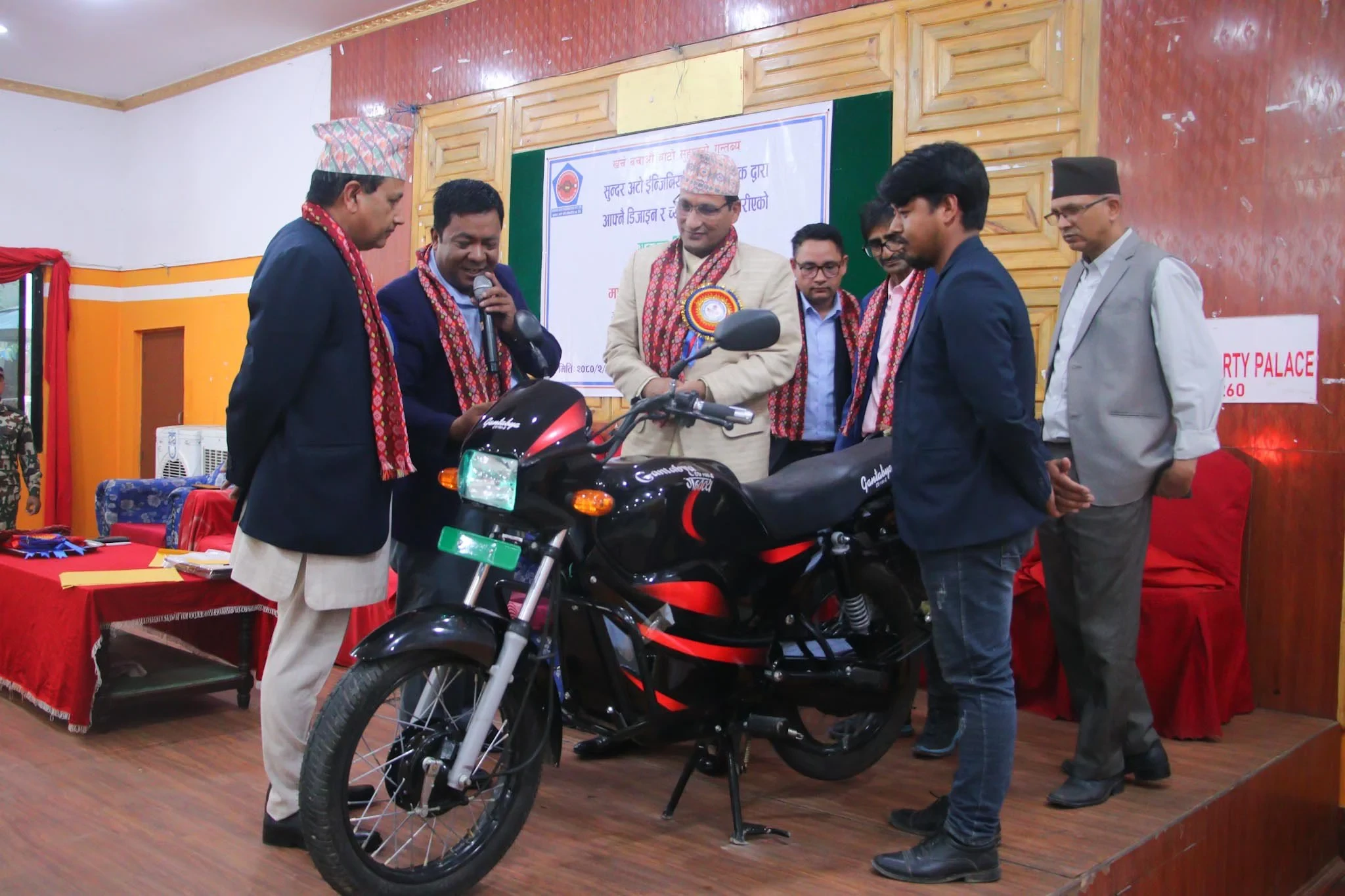 सुन्दर अटोद्धारा इलेक्ट्रिक बाइक लन्च