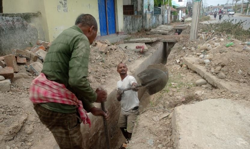 नाला सफा गर्दै श्रमिक