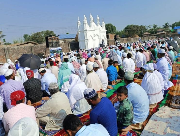 नमाज (प्रार्थना) गर्दै