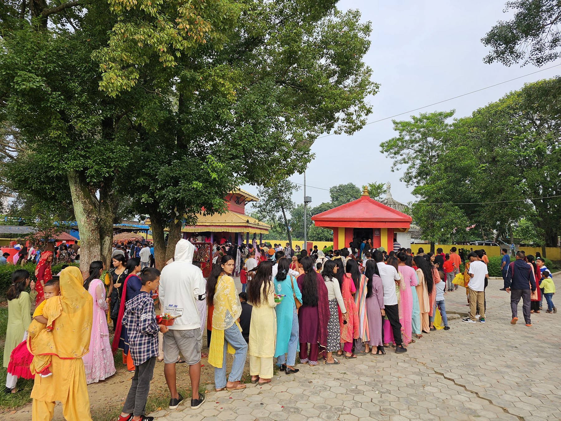 देउतीबज्यै मन्दिरमा भक्तजनको घुइँचो