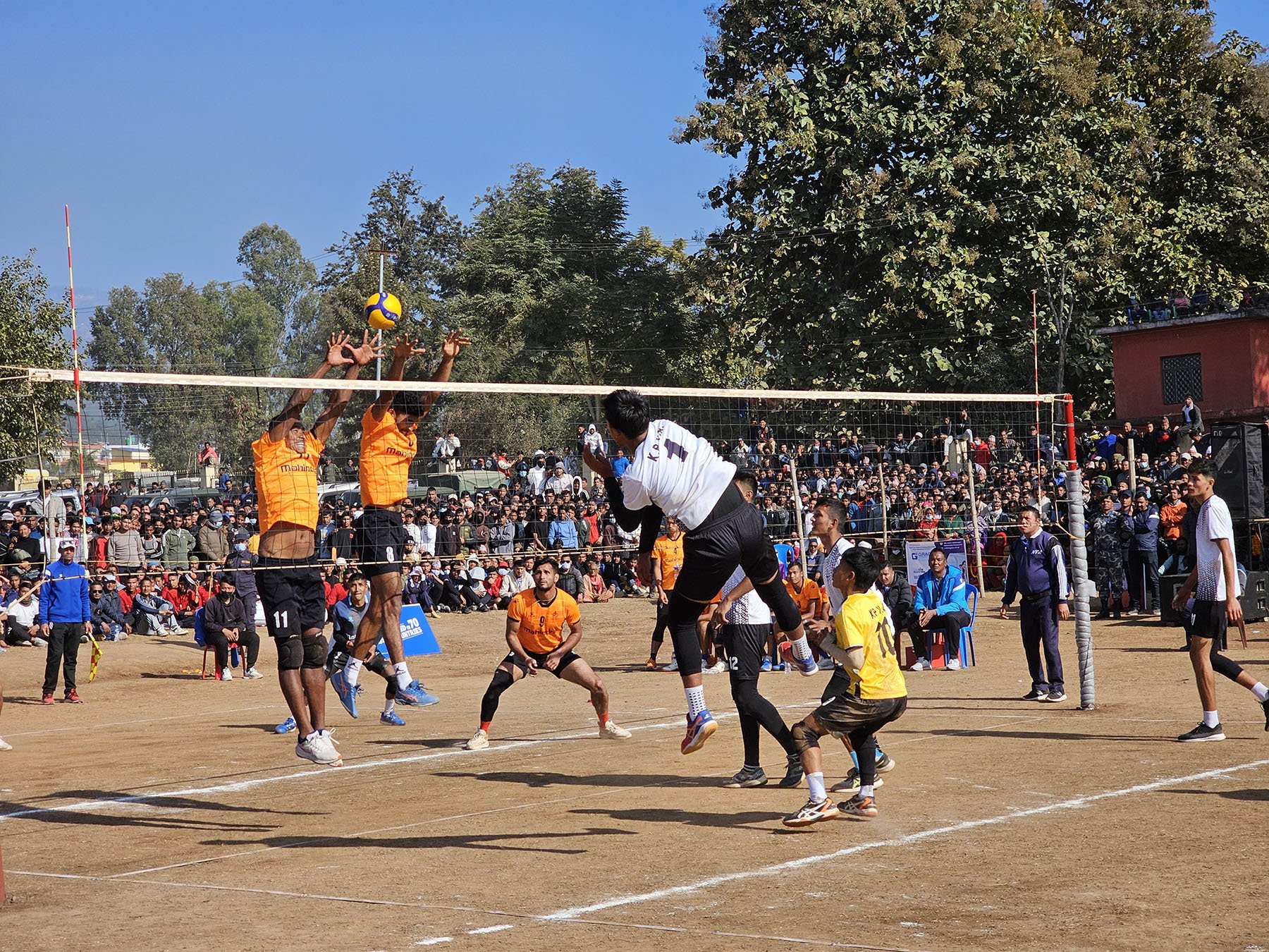 भलिबल प्रतिगितामा प्रतिस्पर्धा गर्दै खेलाडी