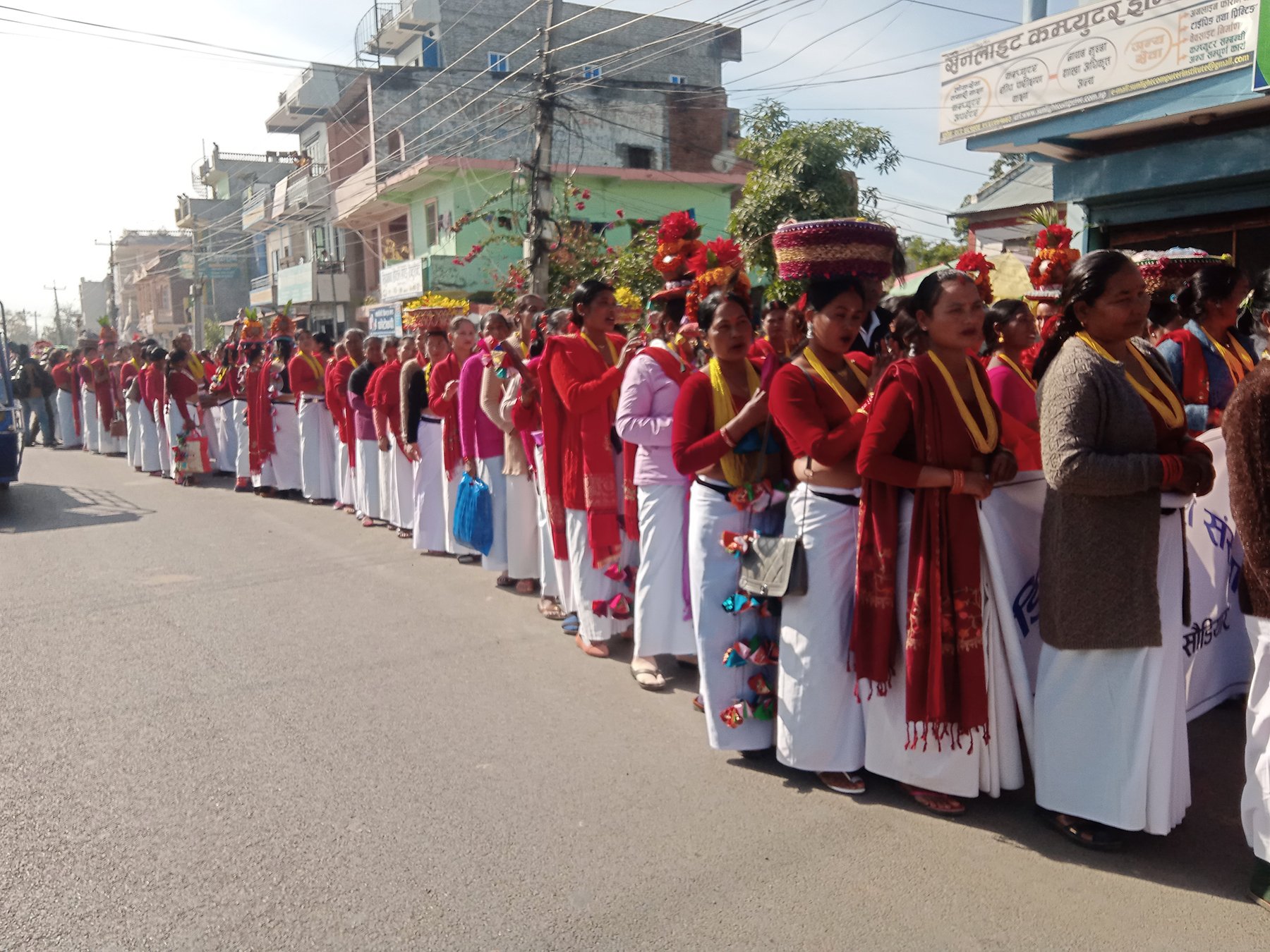 थारु वेषभूषामा सजिएका महिला (तस्बिर)
