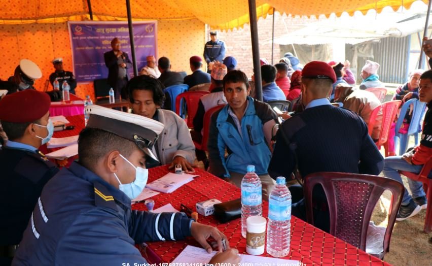 शिविरमा स्वास्थ्य परीक्षण गराउँदै चालक तथा सहचालक