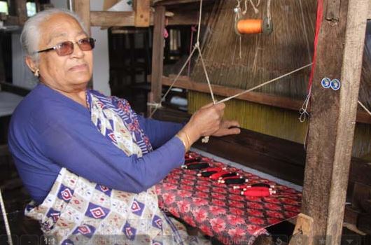 तानमा ढाका बुन्दै ज्येष्ठ नागरिक महर्जन