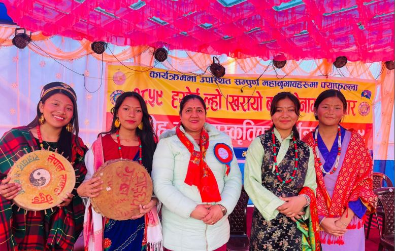तामाङ  भेषभूषामा सजिएका युवती