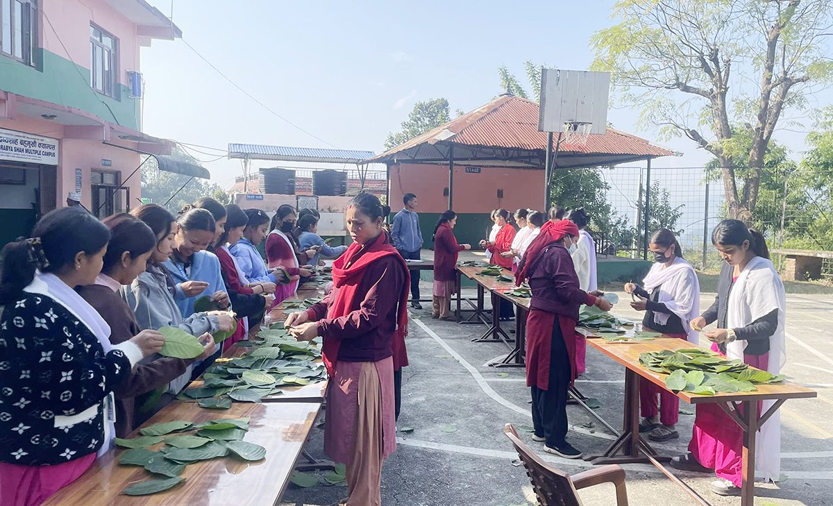 द्रव्यशाह क्याम्पसमा ‘सिकौँ र सिकाऔँ’ अभियानअन्तर्गत दुनाटपरी गाँस्ने तालिम