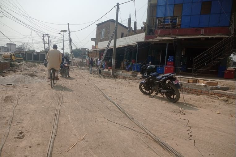 सडकमा तारैतार