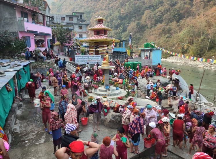 तातोपानी कुण्डमा नुहाउनेको भीड