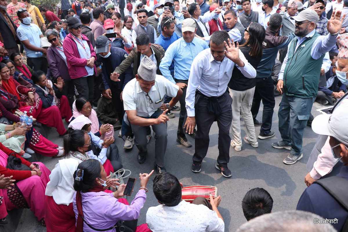 शिक्षकहरु नयाँ वर्ष पनि सडकमै मनाउँदै