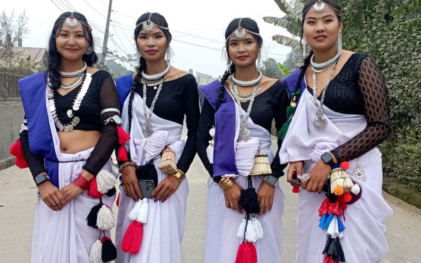 भेषभुषामा सजिएका थारू युवतीहरु