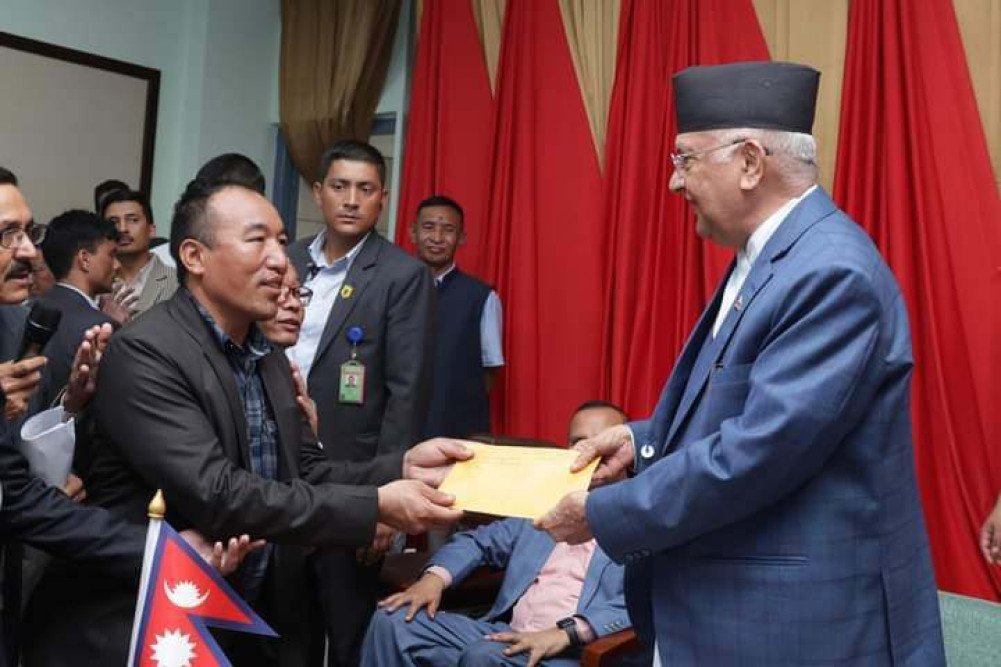 प्रधानमन्त्रीलाई अपर अरुण जलविद्युत् आयोजना शीघ्र अगाडि बढाउन  ज्ञापनपत्र
