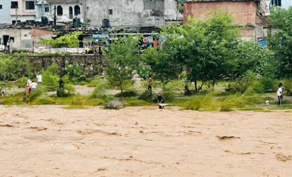 तिनाउ बाढीमा छ घर बगे, जोखिममा रहेका परिवारलाई सुरक्षित स्थानमा स्थानान्तरण